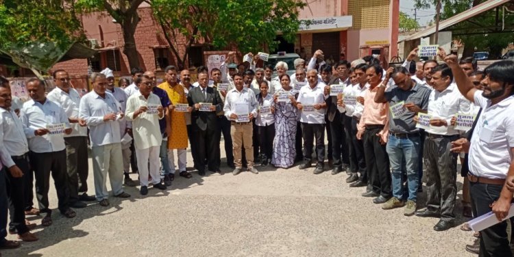 अब यहां वकील भी जिले की मांग को लेकर प्रदर्शन पर