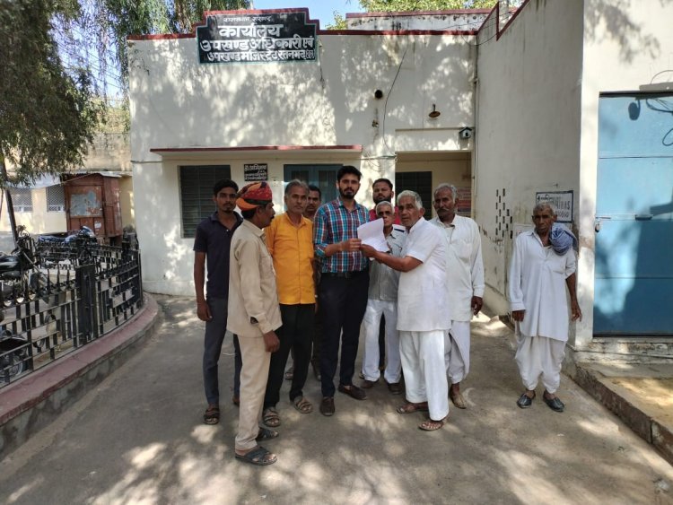 सड़क एवं नाली निर्माण कार्य बिना क्रॉस के बनाने की मांग तहसीलदार को सौंपा ज्ञापन
