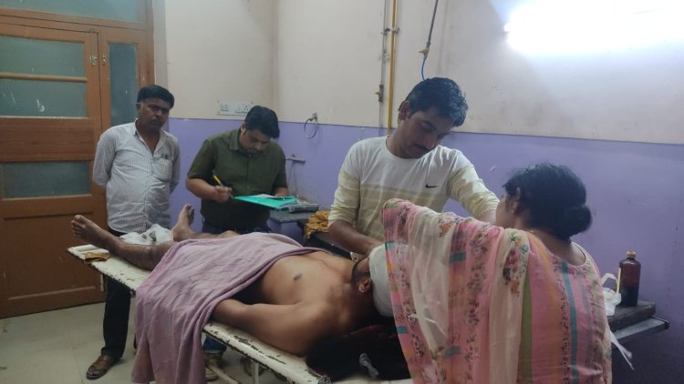 बेरहमी से युवक के साथ की मारपीट, गंभीर घायल युवक को करवाया अस्पताल में भर्ती 