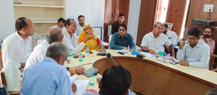 प्रधान की मौजूदगी में पूर्व मंत्री ने ली साधारण सभा की बैठक 