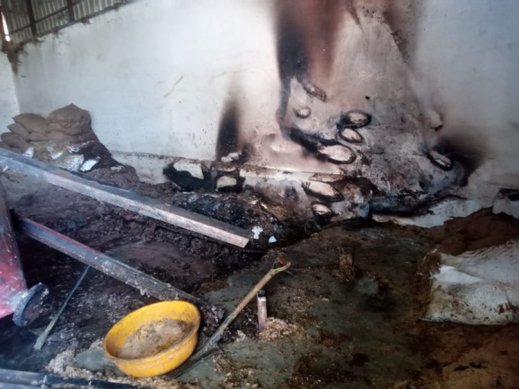 .केटल फीड बनाने की फैक्ट्री मे आग लगने से लाखो का माल स्वाह हुआ।