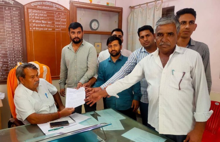 ग्राम विकास अधिकारियों ने दिया ज्ञापन