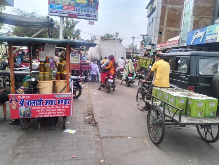ओवरलोड ट्रेक्टरों से लोग हुए परेशान  