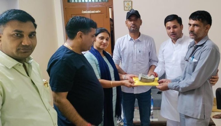 बाल वाहिनी के संचालन के लिए 1 वर्ष के संपूर्ण खर्चे की राशि की सुपुर्द