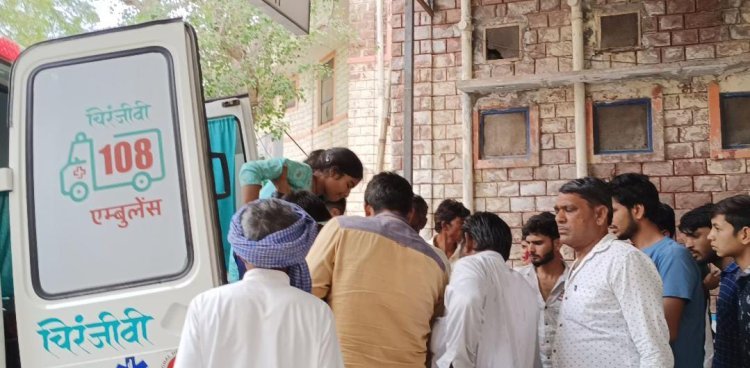 सड़क हादसे में पिता की मौत, तीन बच्चे हुए घायल