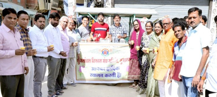 राहगीरों को पिलाया ईक्षुरस, अस्पताल में मिलेगी शीतल तल