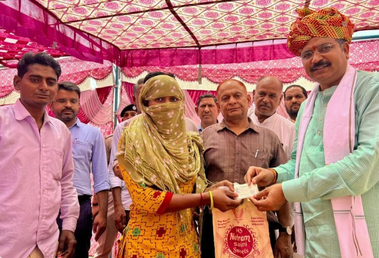 सामाजिक न्याय एवं अधिकारिता मंत्री ने महंगाई राहत कैम्प का निरीक्षण कर लाभार्थियों को किए मुख्यमंत्री गारंटी कार्ड प्रदान