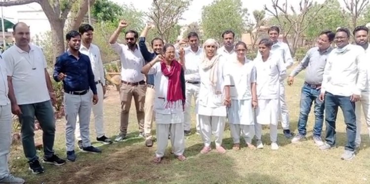 संविदा नर्सिंगकर्मियों ने किया विरोध प्रदर्शन