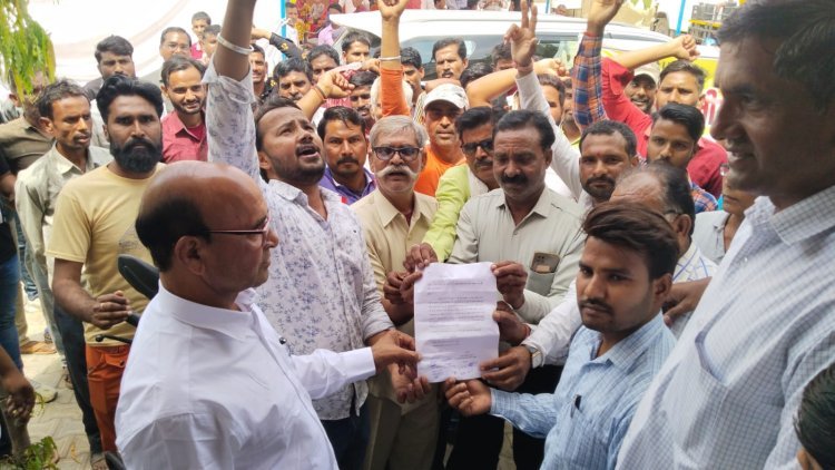 नगर पालिका सफाई कर्मियों ने कस्बे में आक्रोश रैली निकाल दिया ज्ञापन.. जब तक मांगें नही मानी जायेगी तब तक नही होगी क्षेत्र में सफाई..