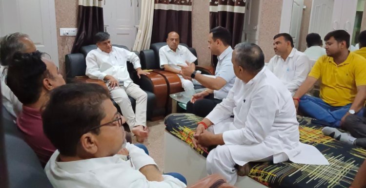 विधायक पहुंचे आवास पर, तो सांसद पहुंचे घटना स्थल ज्वैलर्स फर्म पर फायरिंग का मामला