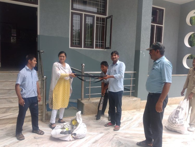 District Authority Secretary Shweta Gupta inspected Yash Divyang Seva Sansthan MR Home and distributed T-shirts, bedsheets and sports material to Divyang boys and girls.