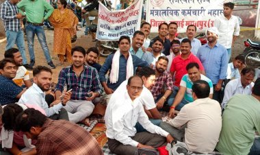 मंत्रालयिक कर्मचारियों का महापड़ाव जारी, मांगो के लिए मुख्यमंत्री के नाम लिखे पोस्टकार्ड 