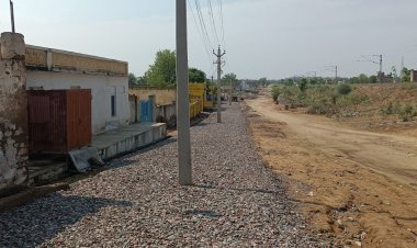 कस्बे के मंडावा पुलिया के उस पार पीडब्ल्यूडी विभाग फतेहपुर द्वारा डामरीकरण सड़क का निर्माण कार्य किया जा रहा है