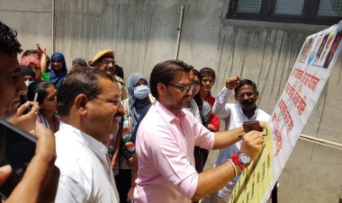 घर-घर कांग्रेस पोस्टर पर लोकेश शर्मा ने किए हस्ताक्षर 