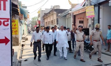 फतेहपुर. नगर सेठ की नगर भ्रमण यात्रा के ​लिए आयोजन समिति के सदस्यों विधायक , व पुलिस प्रशासन के   तमाम अधिकारीयों ने नगर भ्रमण के रास्ते पर पैदल मार्च