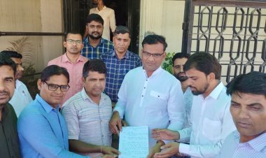 सहायक आचार्यो ने अपनी मांगो को लेकर रुक्टा सचिव को ज्ञापन दिया