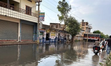 बारिश बनी राहगीरों व दुकानदारों के लिये आफत..