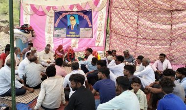 मेघवाल एवं वाल्मीकि समाज के लोग शमशान भूमि को बचाने को लेकर बैठे धरने पर..