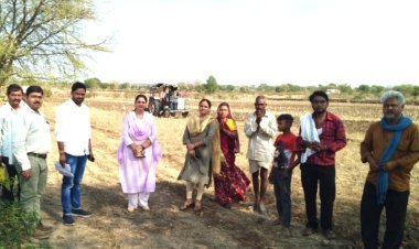 प्रशासन की पहल पर 6 साल बाद जमीन का कब्जा पा कर  खुश हुई बुजुर्ग नारेली