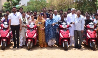 राजस्थान राज्य महिला आयोग अध्यक्ष ने दिव्यांगों को स्कूटी प्रदान की,  जिले के 104 दिव्यांगों को स्कूटी वितरित, आगामी वर्ष के लिए 10 मई तक कर सकते हैं आवेदन*