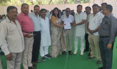 विभिन्न मांगों को लेकर कलाल महासभा के पदाधिकारियों ने मुख्यमंत्री को सौपा ज्ञापन