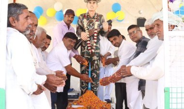 शहीद को श्रद्धांजलि अर्पित की 