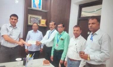 मृत्यु भोज की राशि विद्यालय के हाल निर्माण हेतु जिला कलक्टर को दी भेंट