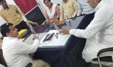 आयुक्त से मिले खान व चौहान, शहर के विकास पर किया विचार मंथन