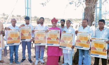 फतेहपुर। संत दिनेशगिरी महाराज के साथ सरपंच के दोनो पुत्र  फतेहपुर। श्री वीर तेजाजी गोशाला का भव्य उद्घाटन के लिए पोस्टर का विमोचन करते संत दिनेशगिरी व अन्य 