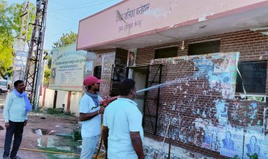 फतेहपुर। धानूका अस्पताल के सामने पोस्टर हटाते नगर परिषदकर्मी नगर परिषद लगातार चला रही स्वच्छता अभियान