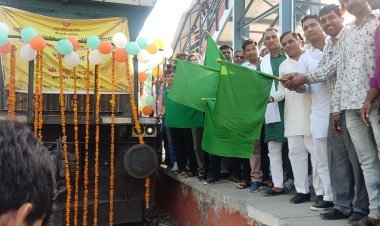 जयपुर-लोहारू पैसेन्जर ट्रेन के भठिण्डा तक विस्तार होने पर सांसद राहुल कस्वां ने हरी झंडी दिखाकर किया रवाना 