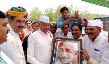 मुख्यमंत्री गहलोत का गांधी कार्यकर्ताओं ने किया स्वागत