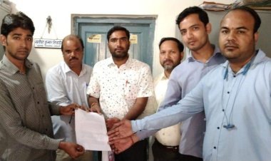 स्थानीय जिला अस्पताल के ठेका कर्मियों ने मुख्यमंत्री अशोक गहलोत के नाम एसडीएम कार्यालय में ज्ञापन दिया।