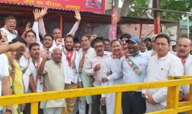 कर्नाटक चुनाव जीत पर कांग्रेस ने आतिशबाजी कर मनाई खुशी