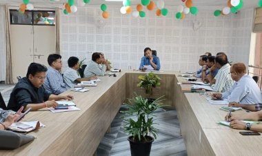 जिला कलक्टर ने मिनी सचिवालय सभागार में अधिकारियों की ली बैठक