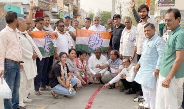 कर्नाटक चुनाव में कांग्रेस की जीत पर की आतिशबाजी