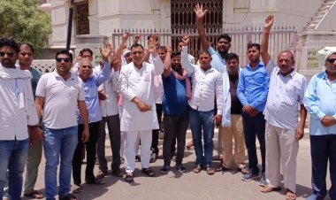 कांग्रेस कार्यकर्ताओं द्वारा कर्नाटक विधानसभा चुनाव में प्रचंड बहुमत से सरकार बनने पर आतिशबाजी