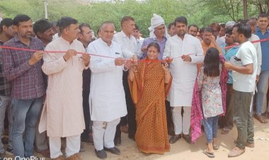 विद्यालय के गेट का किया उद्धघाटन