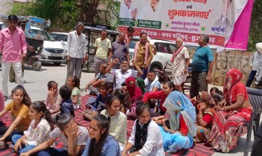 सड़क पर सांकेतिक धरना देकर सौंपा ज्ञापन 