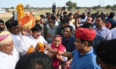 केंद्रीय मंत्री नितिन गडकरी से मिले भाजपा नेता मधुसूदन भिंडा ...   फोरलेन कार्य शुरू करवानें के लिए गडकरी को दिया ज्ञापन  मधूसूदन भ भिंडा ने सालासर मे केंद्रीय मंत्री नितिन गडकरी व पूर्व सीएम राजे से मिले। 