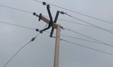 80 हजार घरेलू व कृषि कनेक्शनों पर बिजली के 5000 से अधिक बिजली जर्जर पोल, हल्की की आंधी आ जाती है तो बिजली सप्लाई हो जाती है गुल, कई हादसे हो चुके इसके बाद भी विभाग नहीं देता है ध्यान, रातूसर गांव में तो प्रति कनेक्शन 20 रूपए देकर 10 हजार रूपए का रख रखा है प्राईवेट कर्मचारी