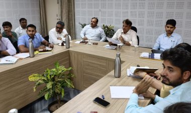 जिला कलक्टर ने राजस्व एवं महत्वपूर्ण विभागों के अधिकारियों की ली बैठक 