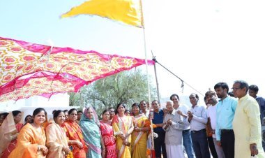 ध्वजारोहण के साथ शुरू हुआ चार दिवसीय वेदी प्रतिष्ठा महोत्सव 