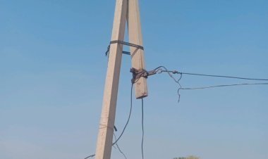 80 हजार घरेलू व कृषि कनेक्शनों पर बिजली के 5000 से अधिक बिजली जर्जर पोल, हल्की की आंधी आ जाती है तो बिजली सप्लाई हो जाती है गुल, कई हादसे हो चुके इसके बाद भी विभाग नहीं देता है ध्यान, रातूसर गांव में तो प्रति कनेक्शन 20 रूपए देकर 10 हजार रूपए का रख रखा है प्राईवेट कर्मचारी