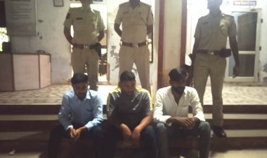 डीएसपी के नेतृत्व में कोतवाली पुलिस ने कैफे में मारा छापा तीन जनों को किया गिरफ्तार