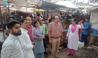 स्वच्छ भारत मिशन के डायरेक्टर अजय सिंह राठौड़ टोडी आये..