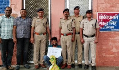 चोरी करते रंगे हाथों गिरफ्तार