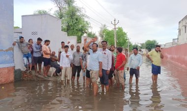 जल जमाव से आक्रोशित लोगों ने किया प्रदर्शन