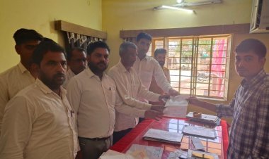 बिजली कटौती बंद करने की मांग को लेकर सहायक अभियंता को ज्ञापन दिया