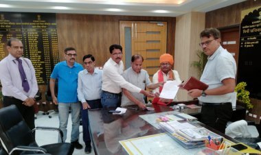 नगर परिषद द्वारा की गई तानाशाही जैसी कार्रवाई के विरोध में समाजसेवियों ने कलेक्टर को सौंपा ज्ञापन - आयुक्त व कर्मचारियों को निलंबित किए जाने की रखी मांग